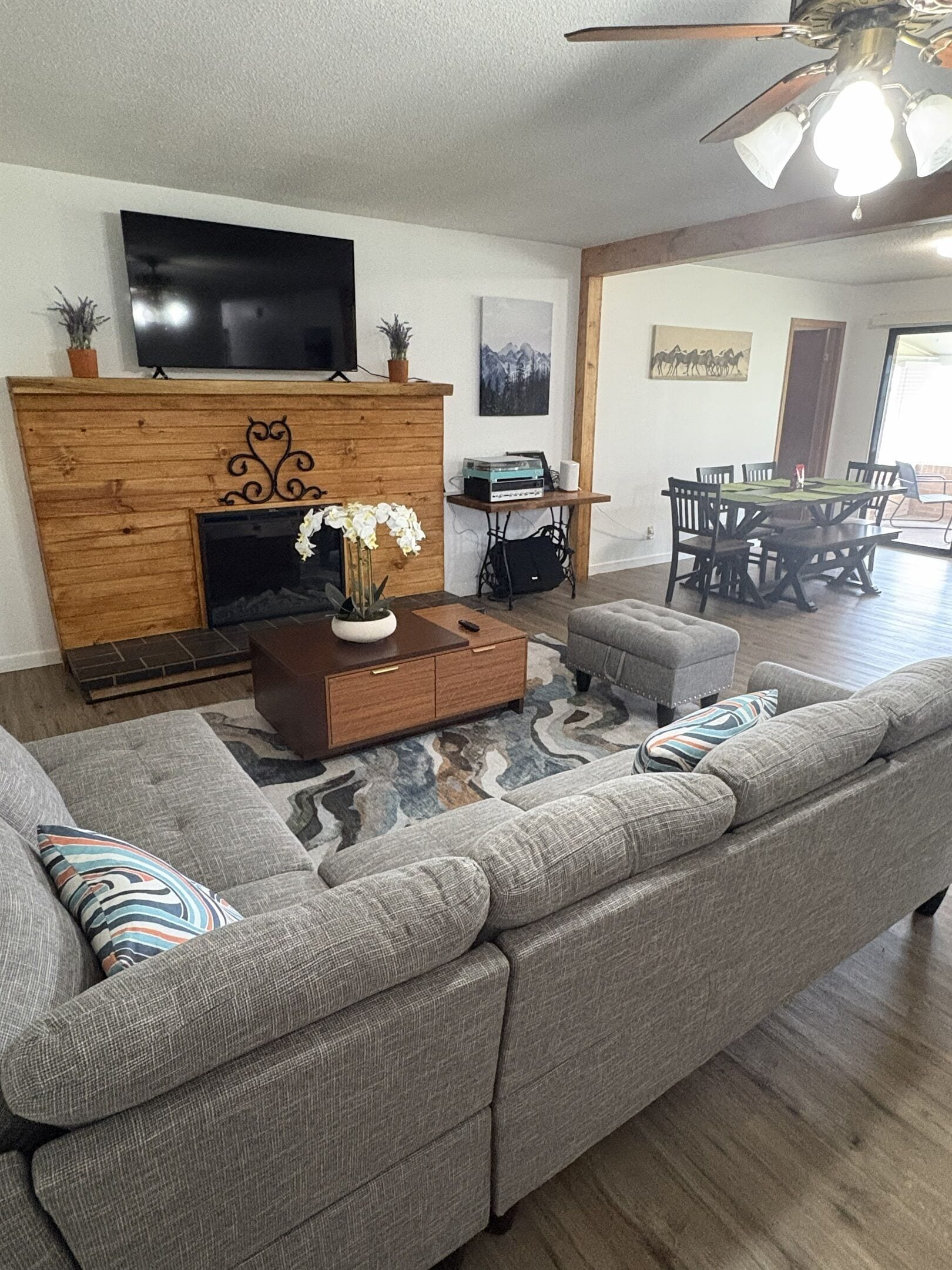 Smart-TV, peis og musikkbibliotek