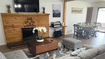 Smart-TV, peis og musikkbibliotek