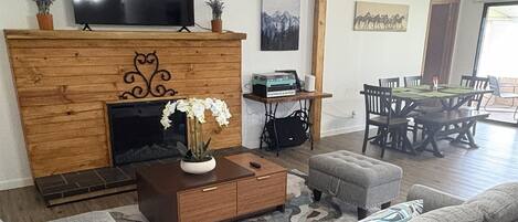 Smart-TV, Kamin, Musikbibliothek