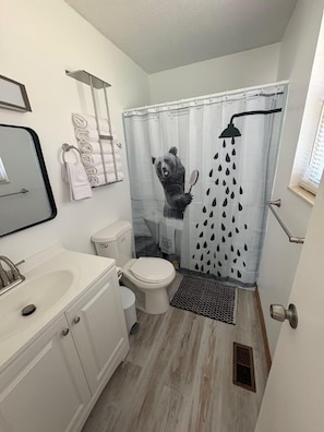 Shower, hair dryer, towels - River Valley House Paradise (pigeon forge)