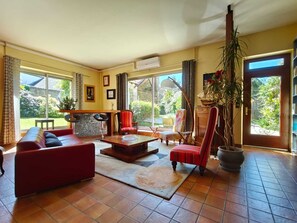 TV, fireplace, DVD player, books