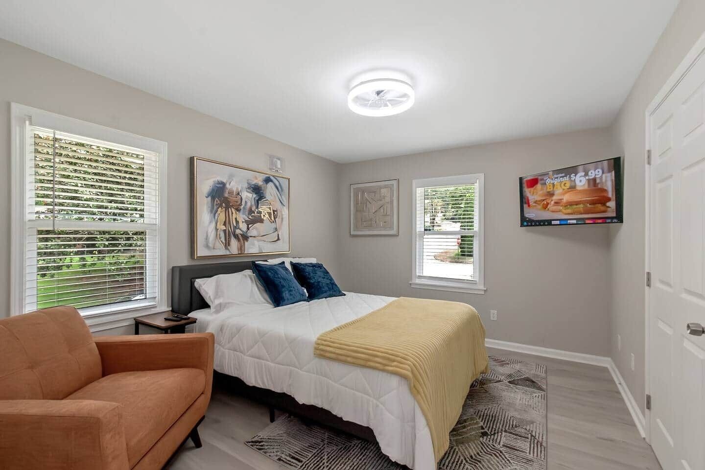 4 bedrooms, iron/ironing board, WiFi, bed sheets