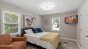 4 bedrooms, iron/ironing board, WiFi, bed sheets