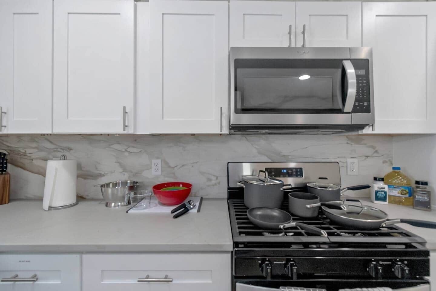 Een koelkast, een magnetron, een oven, een kookplaat