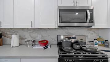 Een koelkast, een magnetron, een oven, een kookplaat