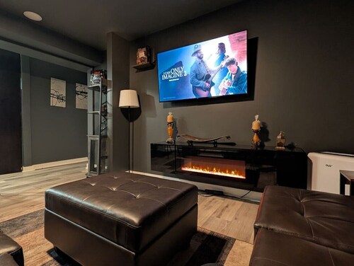 Lovely 4BR Home with King Bed Sleeps 8 & Free Parking
