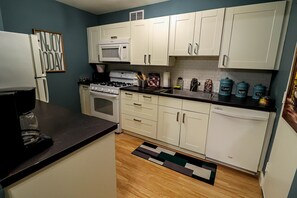 Fridge, microwave, oven, dishwasher - Highrise DTWN 3 Bed Condo w/ King Bed (Atlanta)