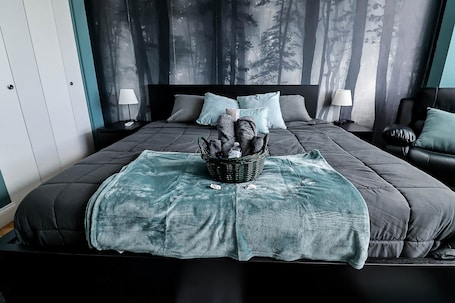 3 bedrooms, iron/ironing board, WiFi, bed sheets. Highrise DTWN 3 Bed Condo w/ King Bed