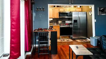 Fridge, oven, dishwasher, coffee/tea maker