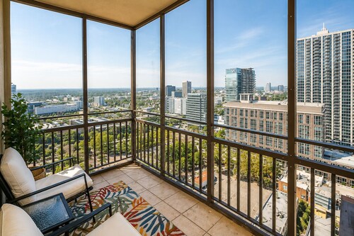 Modern High-Floor condo at Heart of Downtown & Skyline Balcony
