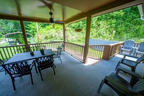 Outdoor dining - Slay The Dragon: Dragon's Lair Cabin in Robbinsville, North Carolina w/ Creek (Robbinsville)