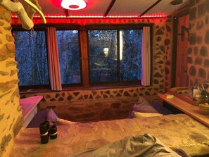 Interior - Atypical love room on the edge of the forest. (Rieupeyroux)