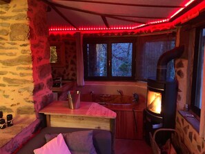 Interior - Atypical love room on the edge of the forest. (Rieupeyroux)