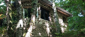 Atypical love room on the edge of the forest.