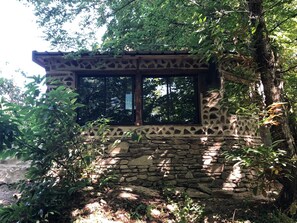 Exterior detail - Atypical love room on the edge of the forest. (Rieupeyroux)