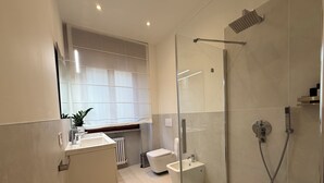 シャワー、ヘアドライヤー、ビ デ、タオル