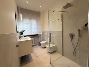 Shower, hair dryer, bidet, towels - [Arena walking] 3 bedrooms, 2 bathrooms + parking lot (Verona)