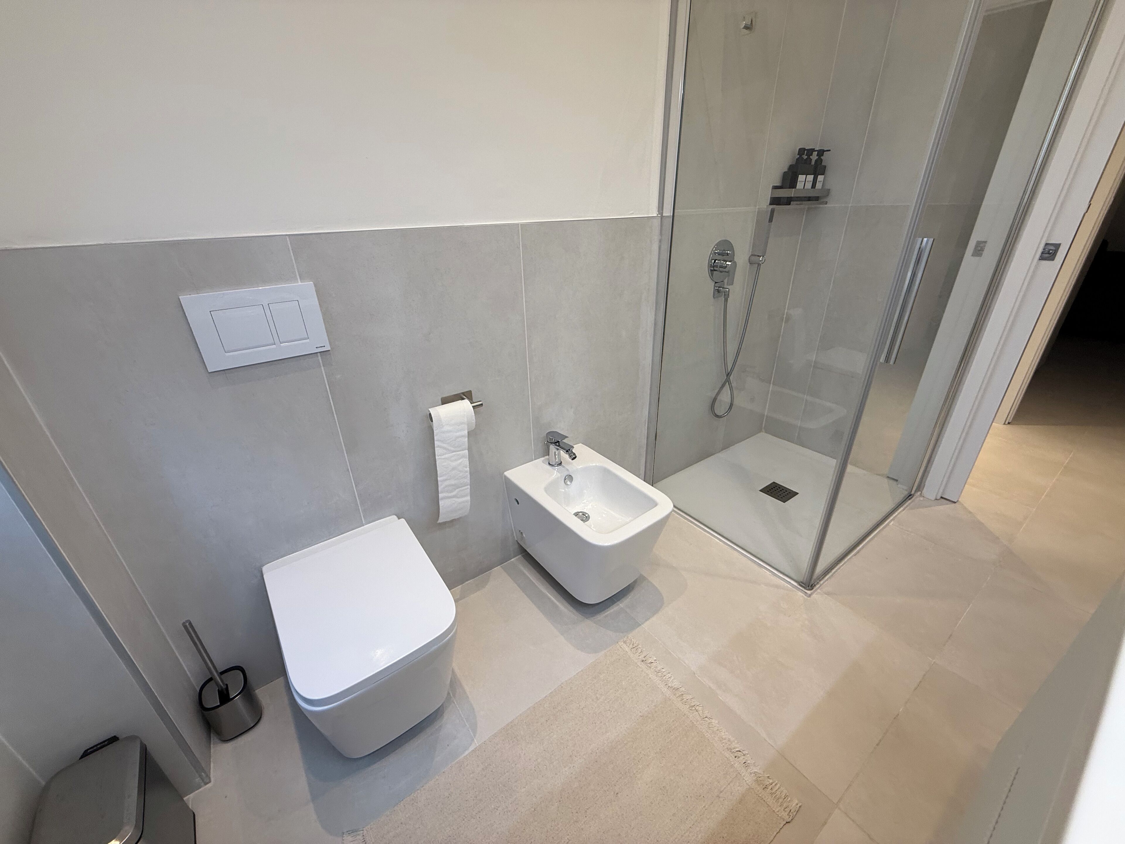 Een douche, een haardroger, een bidet, handdoeken