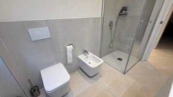 Een douche, een haardroger, een bidet, handdoeken