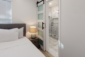 2 bedrooms, iron/ironing board, WiFi, bed sheets - 2BR/2BA Near ATL Airport • Free Park• Quiet Stay (Atlanta)