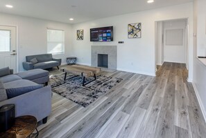 TV - 2BR/2BA Near ATL Airport • Free Park• Quiet Stay (Atlanta)