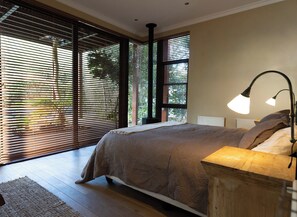 4 bedrooms, iron/ironing board, travel crib, WiFi (free)