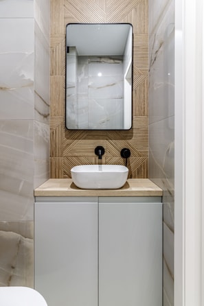 Douche, sèche-cheveux, serviettes fournies, savon
