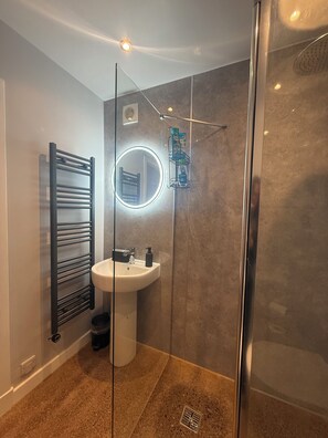 Dusche, Haartrockner, Handtücher, Seife