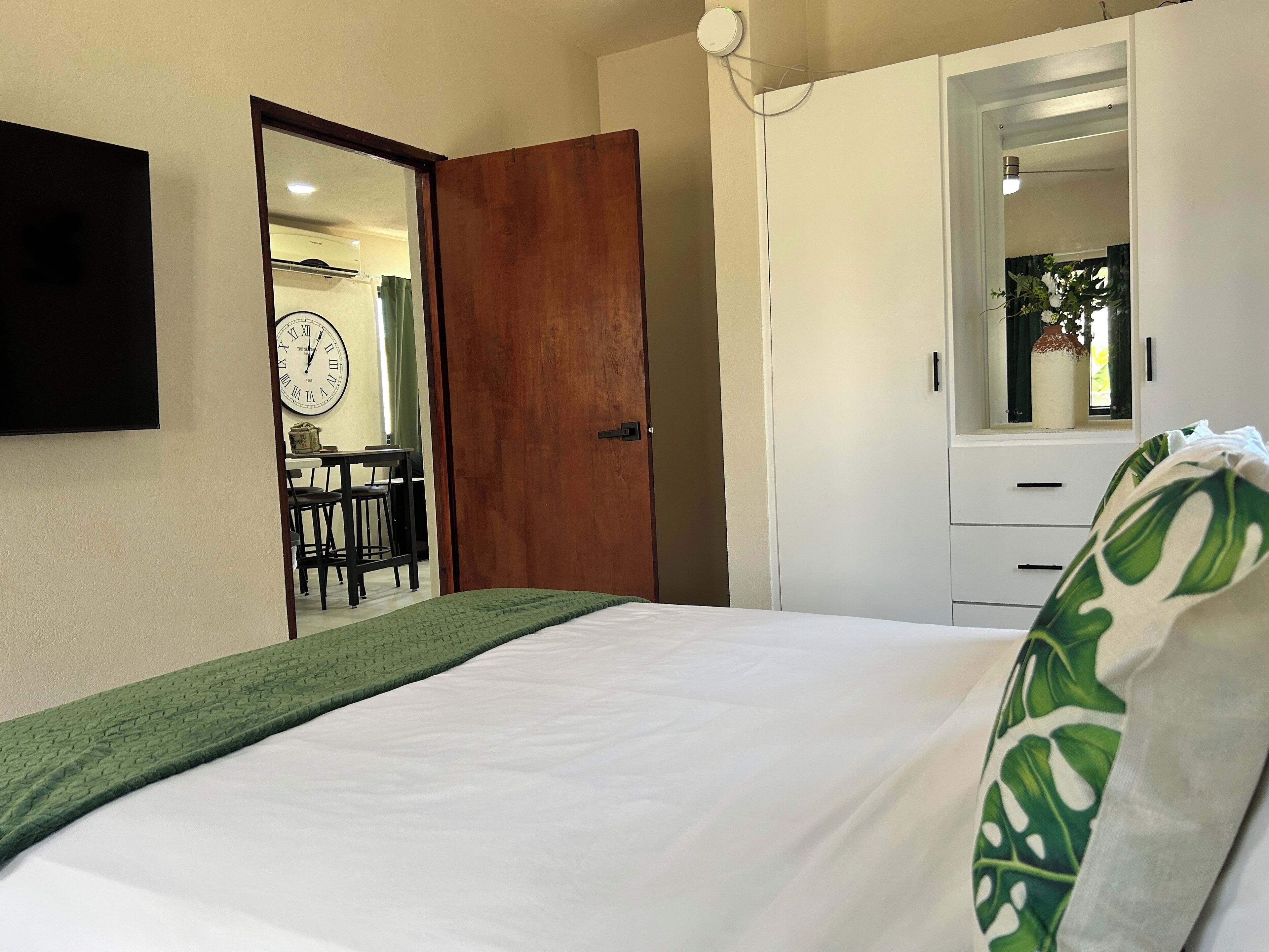 Iron/ironing board, WiFi, bed sheets