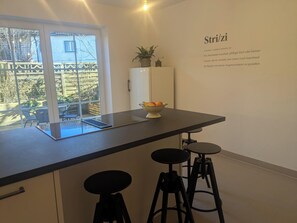 Kjøleskap, kokeplater, oppvaskmaskin og kaffetrakter/tekoker