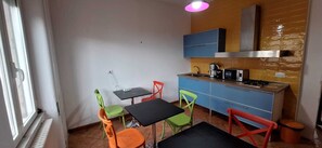 Kühlschrank, Mikrowelle, Wasserkocher mit Kaffee-/Teezubehör