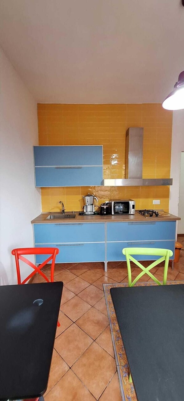 Kühlschrank, Mikrowelle, Wasserkocher mit Kaffee-/Teezubehör