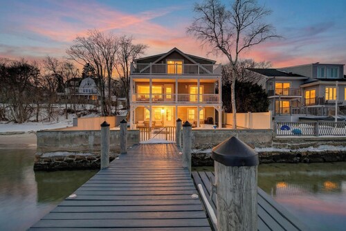 Family Waterfront Vacation Estate in New London, CT.