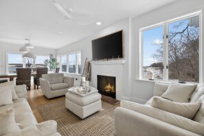 Smart-TV, Kamin, Videospiele, Stereoanlage