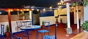 Outdoor dining - Hotel Posada Casa Santorini (Antigua Guatemala)