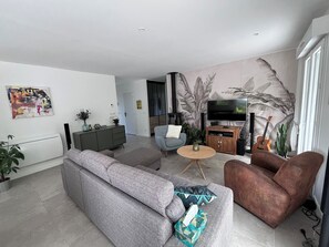 Cheminée, table de tennis de table, livres