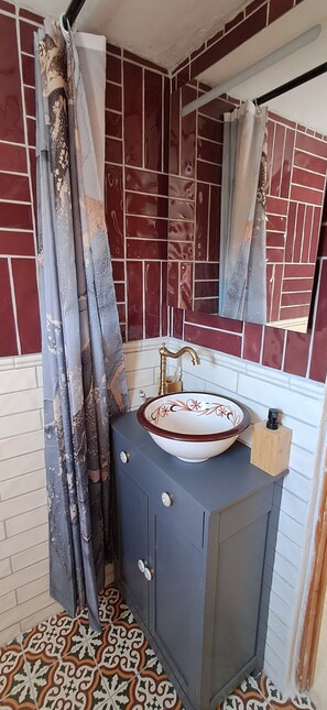 Shower, hair dryer, bidet, towels - Casa Tomaddi - House & apartment with pool, BBQ, pool table, fusball table... (Oria)