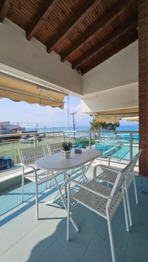 Outdoor dining - Bungalow White Apartment  (Kassandra)