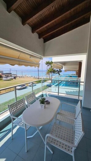Outdoor dining - Bungalow White Apartment  (Kassandra)