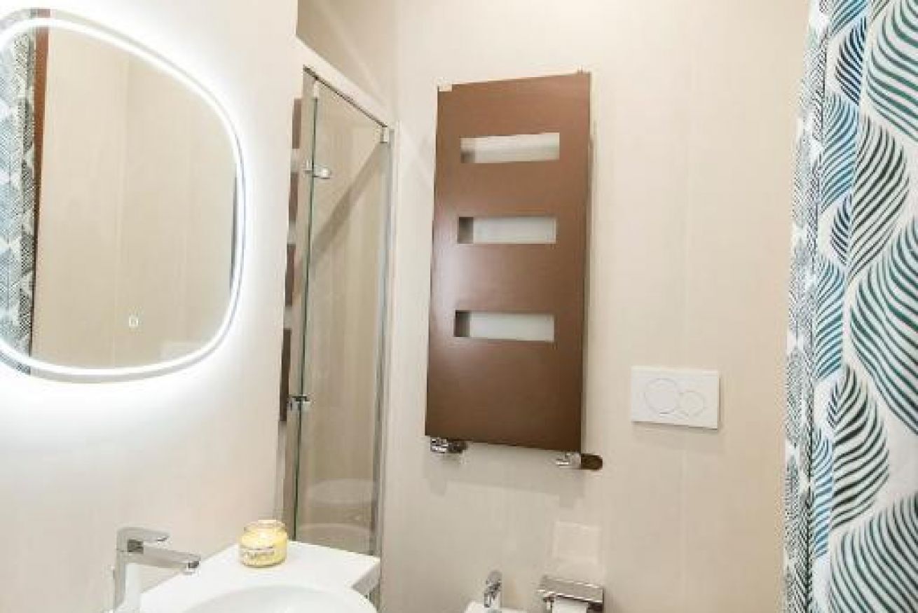 Douche, bidet, serviettes fournies, shampoing