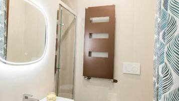 Douche, bidet, serviettes fournies, shampoing