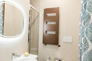 Doccia, bidet, asciugamani, shampoo