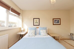 4 bedrooms, iron/ironing board, free WiFi, bed sheets - Lovely, spacious house with parking, Ham, London - Pass the Keys (Richmond)