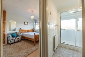 4 bedrooms, iron/ironing board, free WiFi, bed sheets - Lovely, spacious house with parking, Ham, London - Pass the Keys (Richmond)