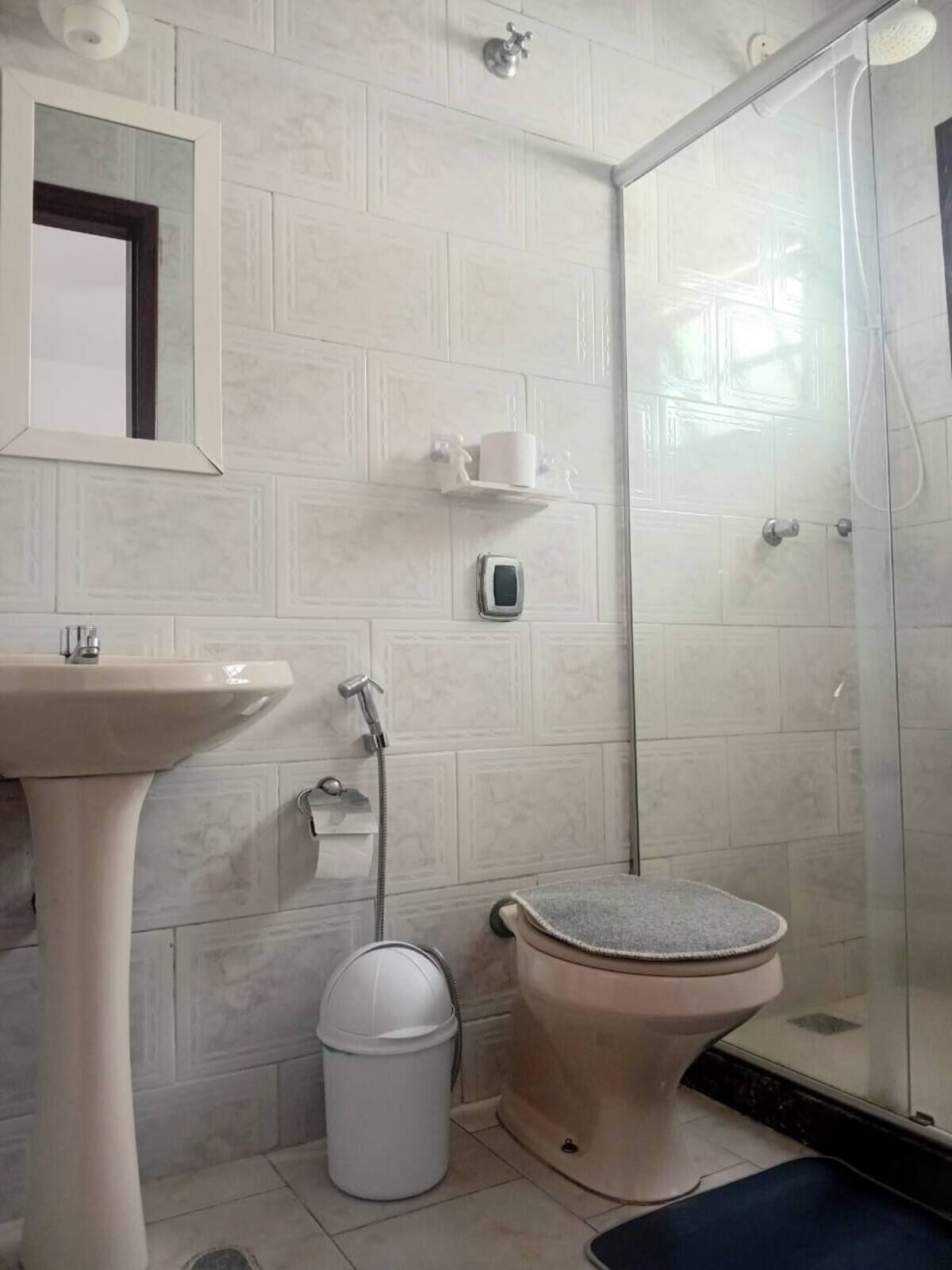 Towels, soap, shampoo, toilet paper