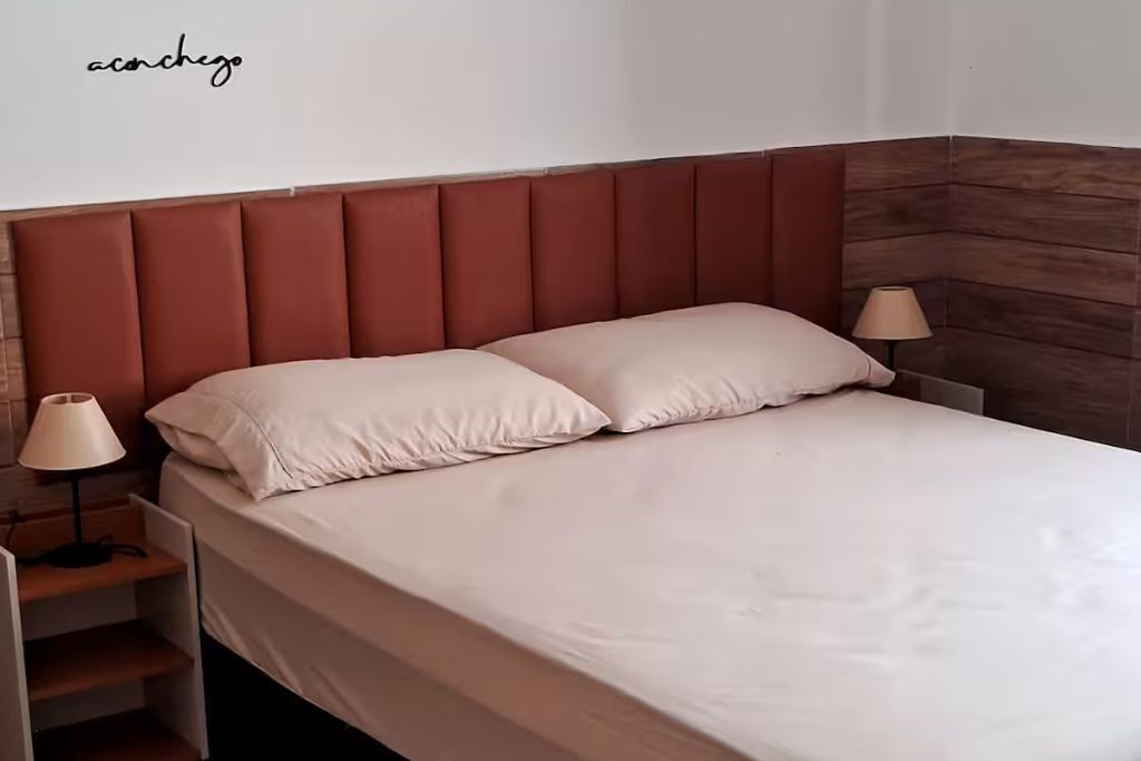 2 quartos, ferros/tábuas de passar roupa, berço de viagem