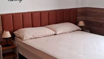 2 quartos, ferros/tábuas de passar roupa, berço de viagem