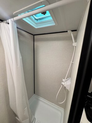 Toallas, jabón, papel de baño 