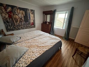 アイロン / アイロン台、WiFi (無料)、ベッドシーツ