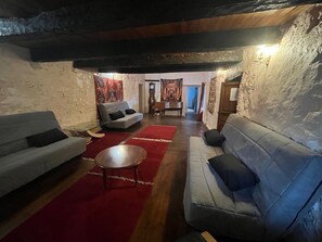Smart TV, fireplace, DVD player, books - Lou Castel - Medieval castle (Le Clapier)